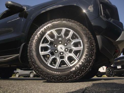 Used 2025 Chevrolet Colorado Z71 w/ Technology Package AWD/4WD image 3
