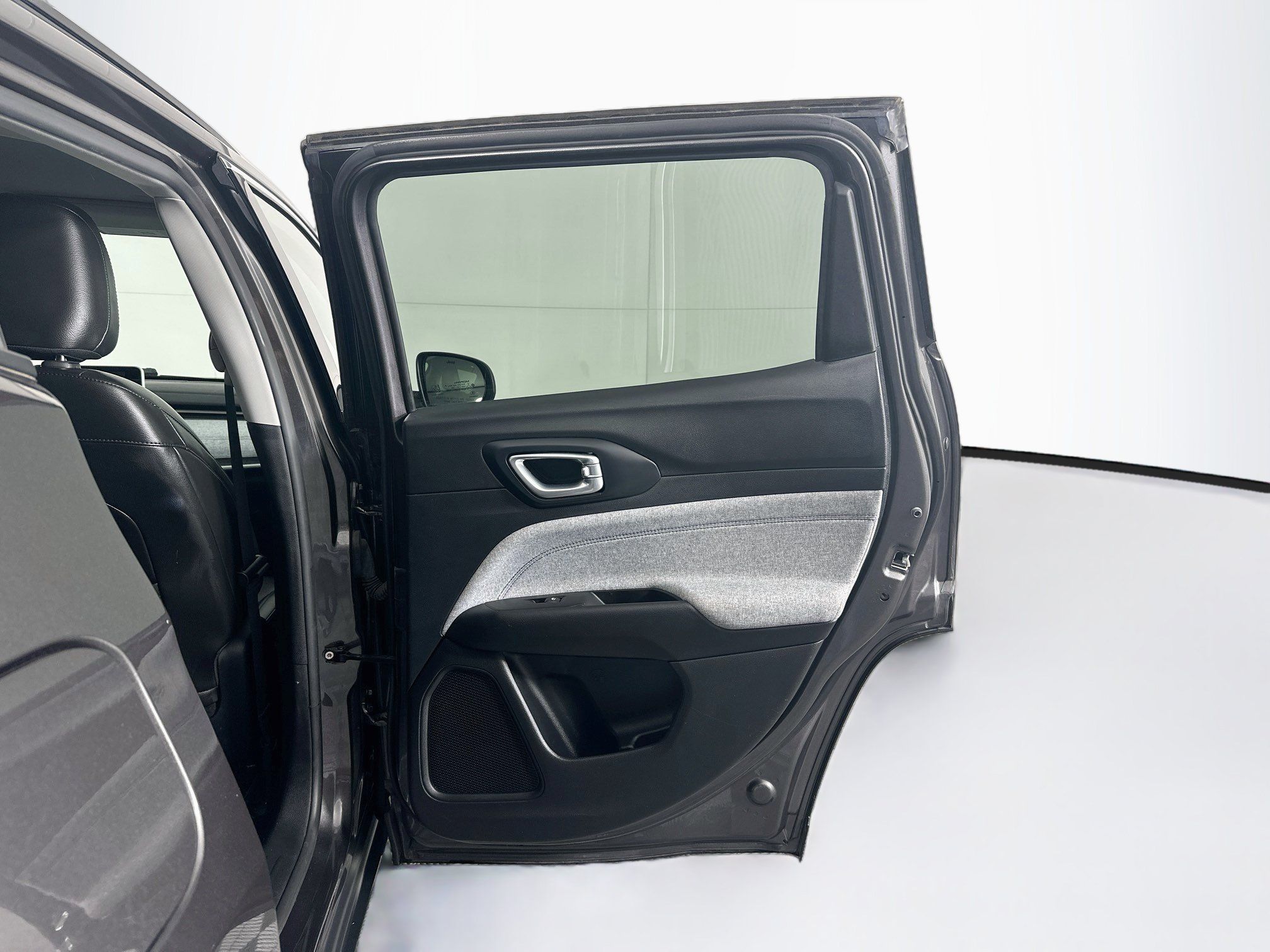 Used 2022 Jeep Compass Latitude FWD image 30