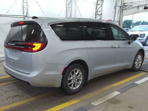 Used 2024 Chrysler Pacifica Touring-L FWD image 3