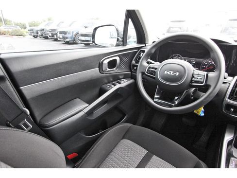 Used 2023 Kia Sorento LX FWD image 9
