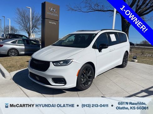 Used 2025 Chrysler Pacifica Limited image 1