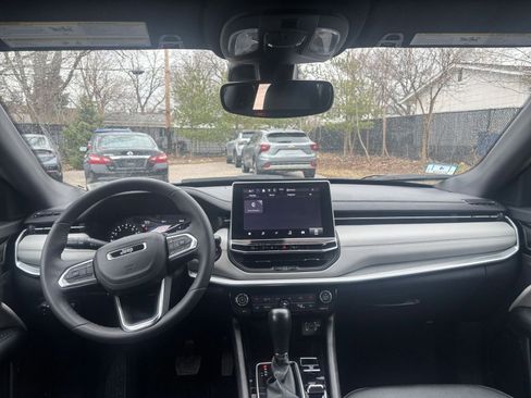 Used 2025 Jeep Compass Limited image 32