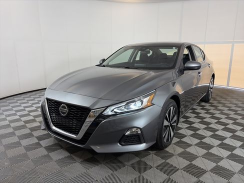 Certified 2021 Nissan Altima 2.5 SV w/ SV Premium Package AWD/4WD image 2