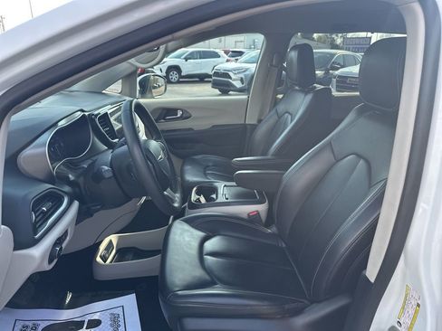 Used 2023 Chrysler Pacifica Touring-L image 17