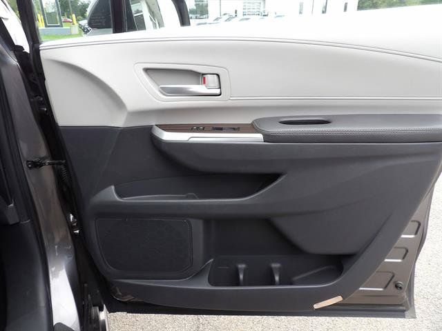 Used 2022 Toyota Sienna XLE FWD image 36