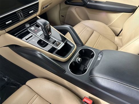 Certified 2022 Porsche Cayenne w/ Premium Package image 32