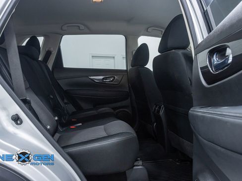 Used 2020 Nissan Rogue SV image 32