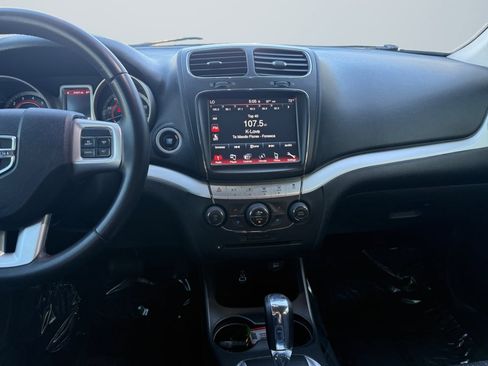 Used 2019 Dodge Journey SE image 9