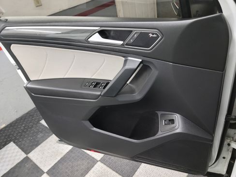 Used 2019 Volkswagen Tiguan SEL Premium w/ 3rd Row Seat Package image 33