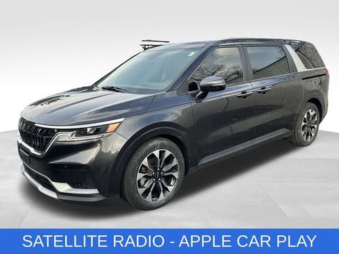 Used 2024 Kia Carnival EX image 4