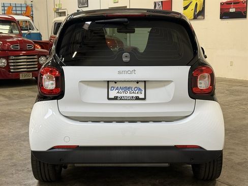 Used 2017 smart fortwo pure RWD image 7