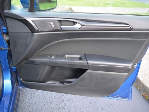 Used 2018 Ford Fusion SE w/ Equipment Group 201A FWD image 16