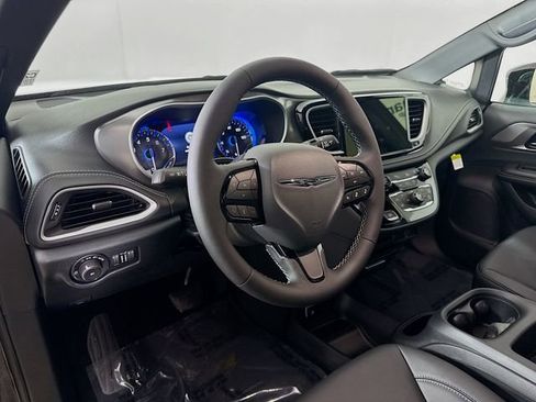 New 2026 Chrysler Pacifica Select image 8