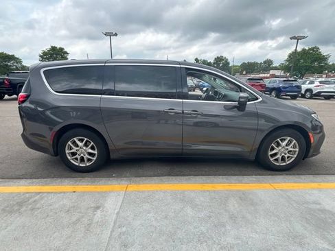 Used 2023 Chrysler Pacifica Touring-L FWD image 5