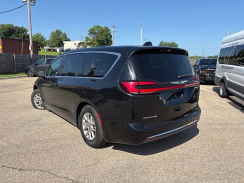 Used 2024 Chrysler Pacifica Touring-L FWD image 5