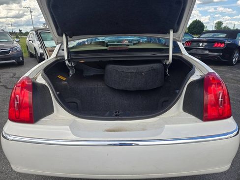 Used 1998 Lincoln Town Car Executive RWD image 26