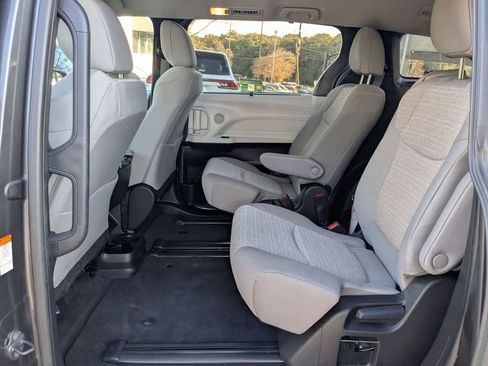 Used 2025 Toyota Sienna LE image 23