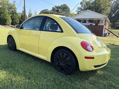 Used 2010 Volkswagen Beetle Coupe FWD image 2
