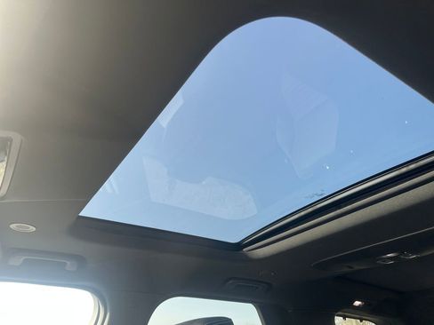 New 2026 Land Rover Discovery Limited Edition image 18