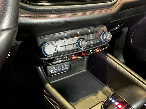 Used 2025 Dodge Durango GT AWD/4WD image 16