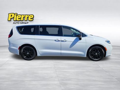 Used 2024 Chrysler Pacifica Touring-L FWD image 11