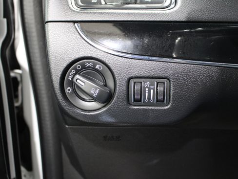 Used 2014 Chrysler Town & Country S FWD image 8