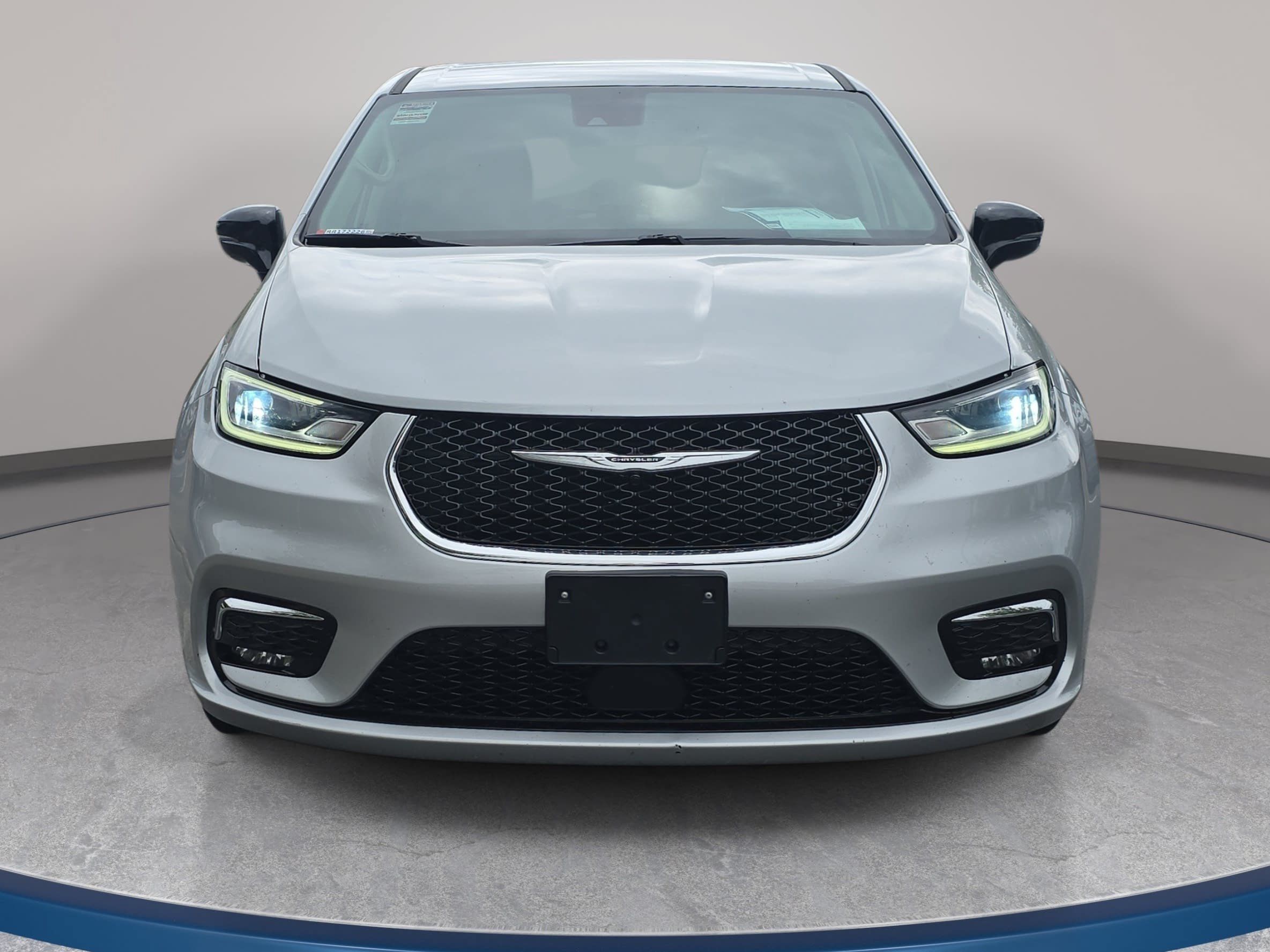 Used 2024 Chrysler Pacifica Touring-L FWD image 2