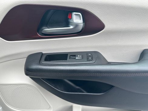 Used 2020 Chrysler Pacifica Limited FWD image 11