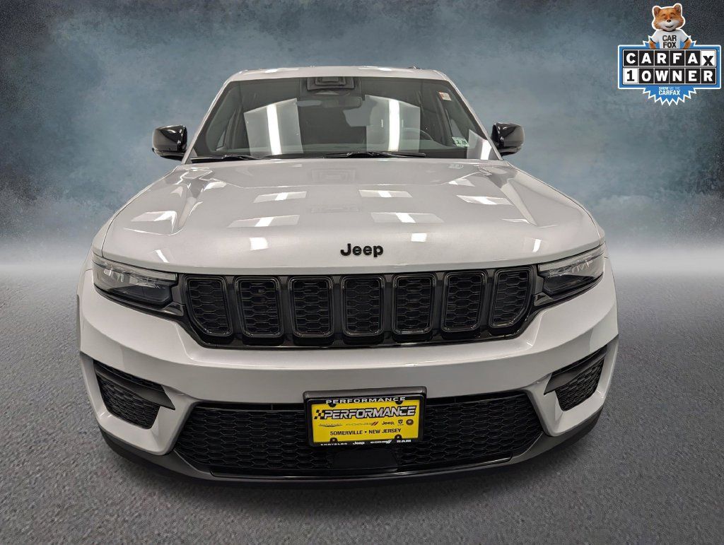Used 2023 Jeep Grand Cherokee Altitude AWD/4WD image 2