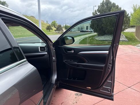 Used 2017 Toyota Highlander XLE AWD/4WD image 31