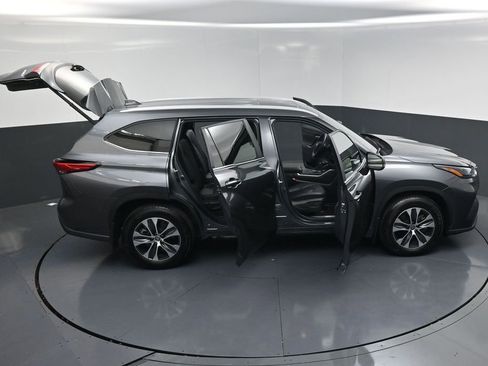 Used 2023 Toyota Highlander XLE FWD image 22