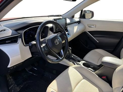 Used 2022 Toyota Corolla Cross XLE w/ Convenience Package FWD image 12