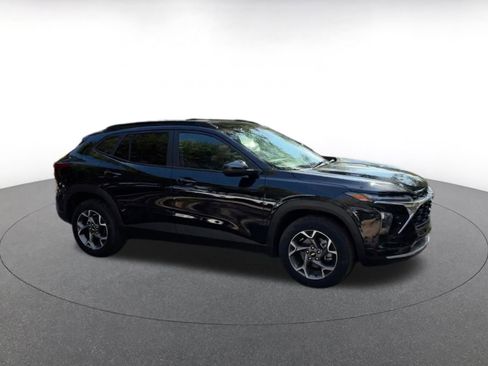 Used 2025 Chevrolet Trax LT w/ LT Convenience Package image 2