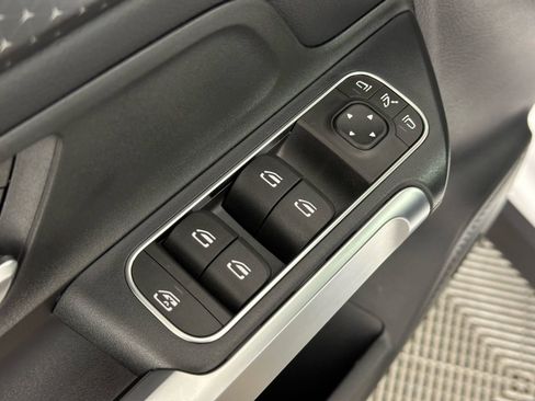 Used 2026 Mercedes-Benz GLB 250 4MATIC image 33