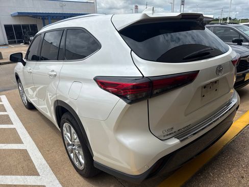 Used 2020 Toyota Highlander Limited FWD image 4