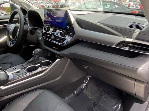Certified 2026 Toyota Highlander Platinum AWD/4WD image 18