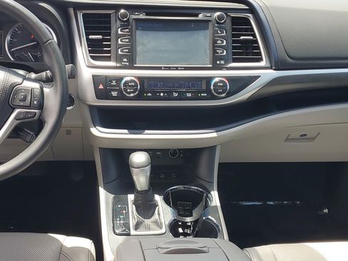 Used 2019 Toyota Highlander Limited AWD/4WD image 16