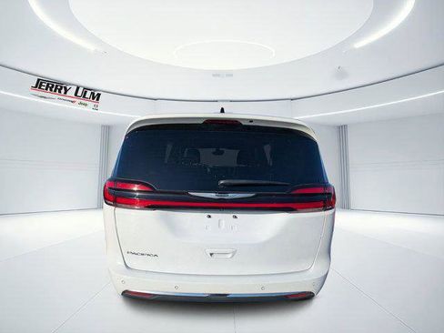 Certified 2025 Chrysler Pacifica Select image 3
