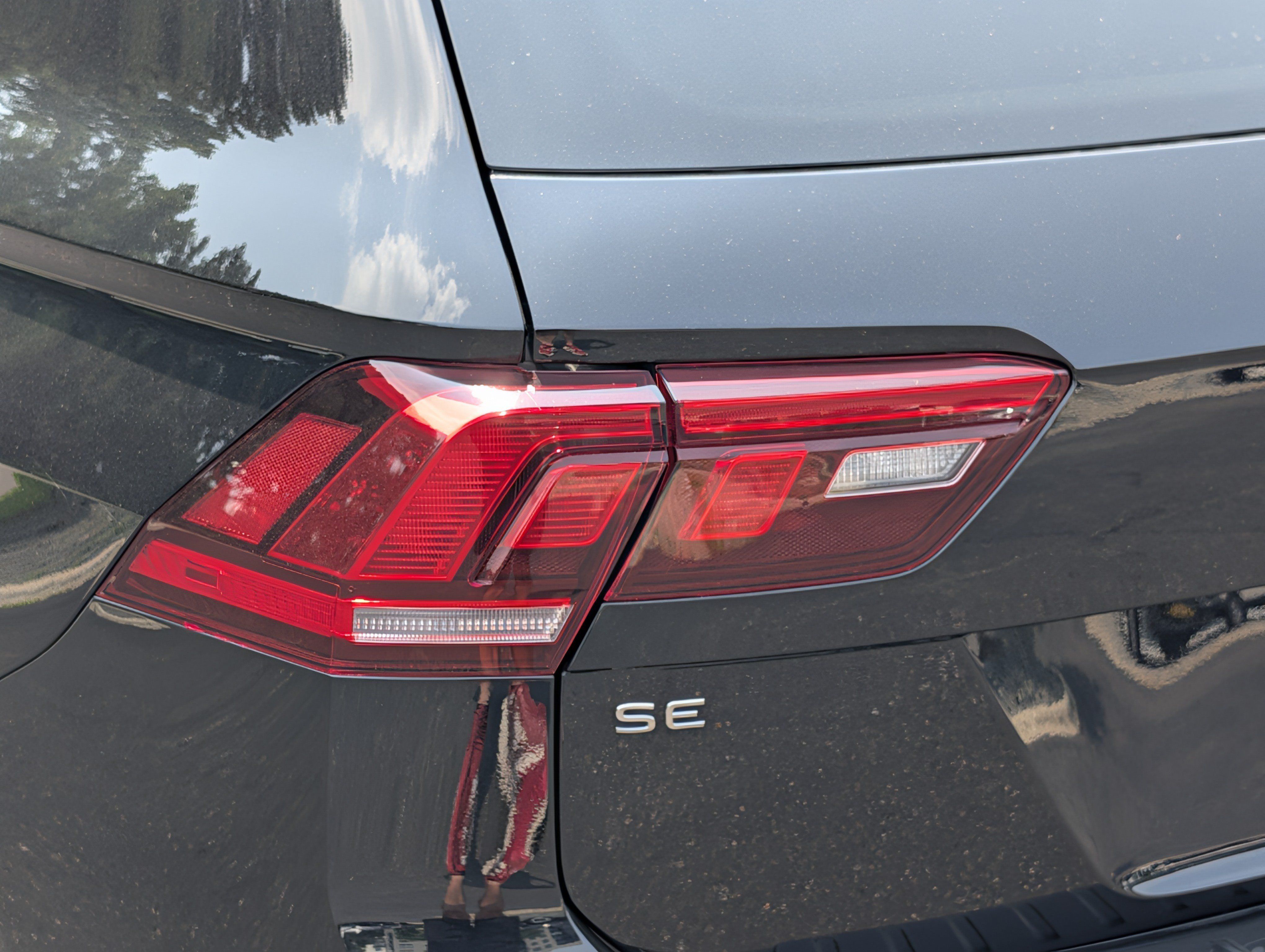 Used 2024 Volkswagen Tiguan SE R-Line AWD/4WD image 18