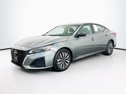 Used 2025 Nissan Altima 2.5 SV FWD image 3