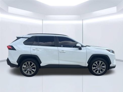 Used 2020 Toyota RAV4 XLE Premium FWD image 4