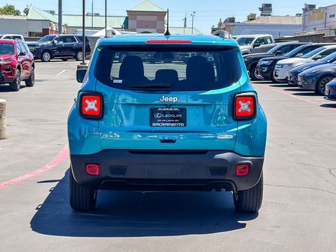 Used 2022 Jeep Renegade Latitude AWD/4WD image 3