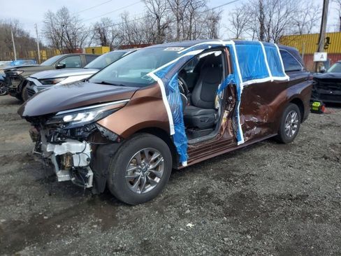 Used 2023 Toyota Sienna LE image 2