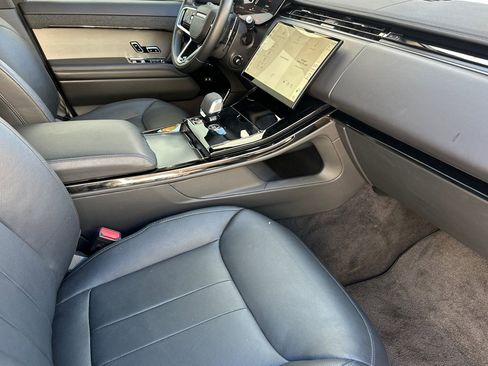 Used 2025 Land Rover Range Rover Sport SE image 18