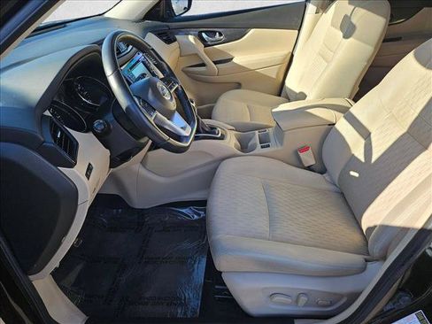 Used 2017 Nissan Rogue SV w/ SV Premium Package image 14