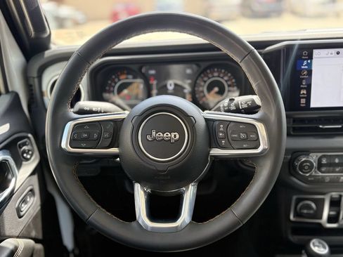 Used 2025 Jeep Wrangler Unlimited Sahara AWD/4WD image 13