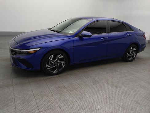 Used 2025 Hyundai Elantra SEL FWD image 2