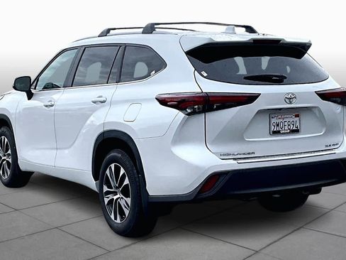 Used 2024 Toyota Highlander XLE image 11