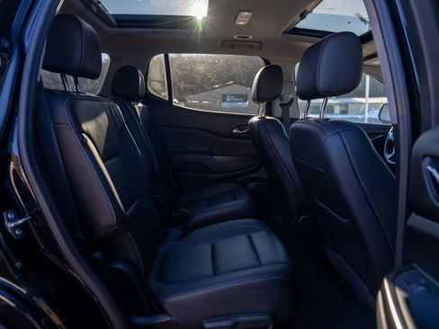 Used 2023 GMC Acadia SLT w/ Elevation Edition image 17