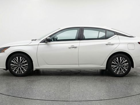 Used 2025 Nissan Altima 2.5 SV FWD image 5